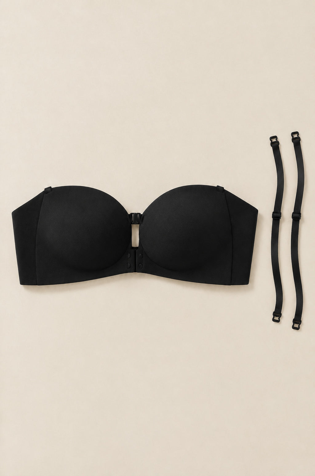 Brasier strapless con broche al frente en negro, extendido con sus dos tirantes opcionales que se enganchan
