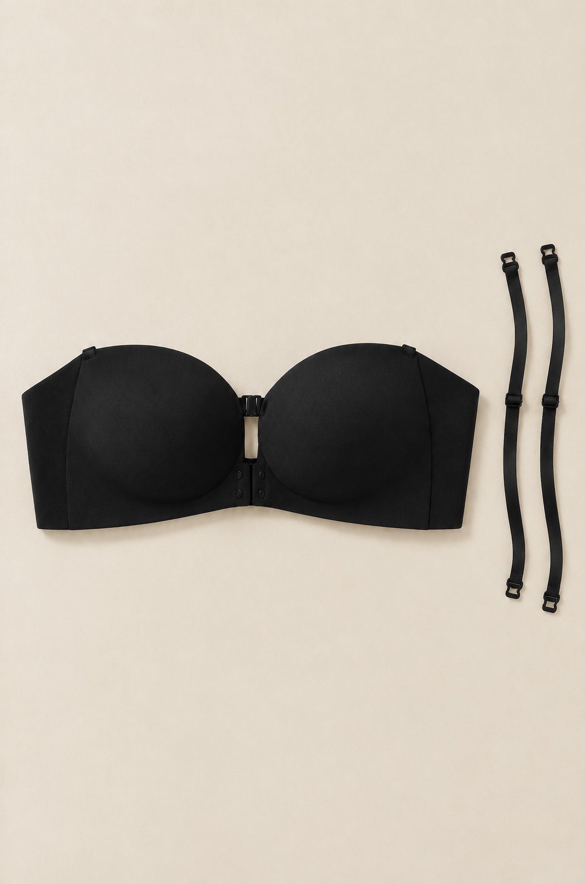 Brasier strapless con broche al frente en negro, extendido con sus dos tirantes opcionales que se enganchan