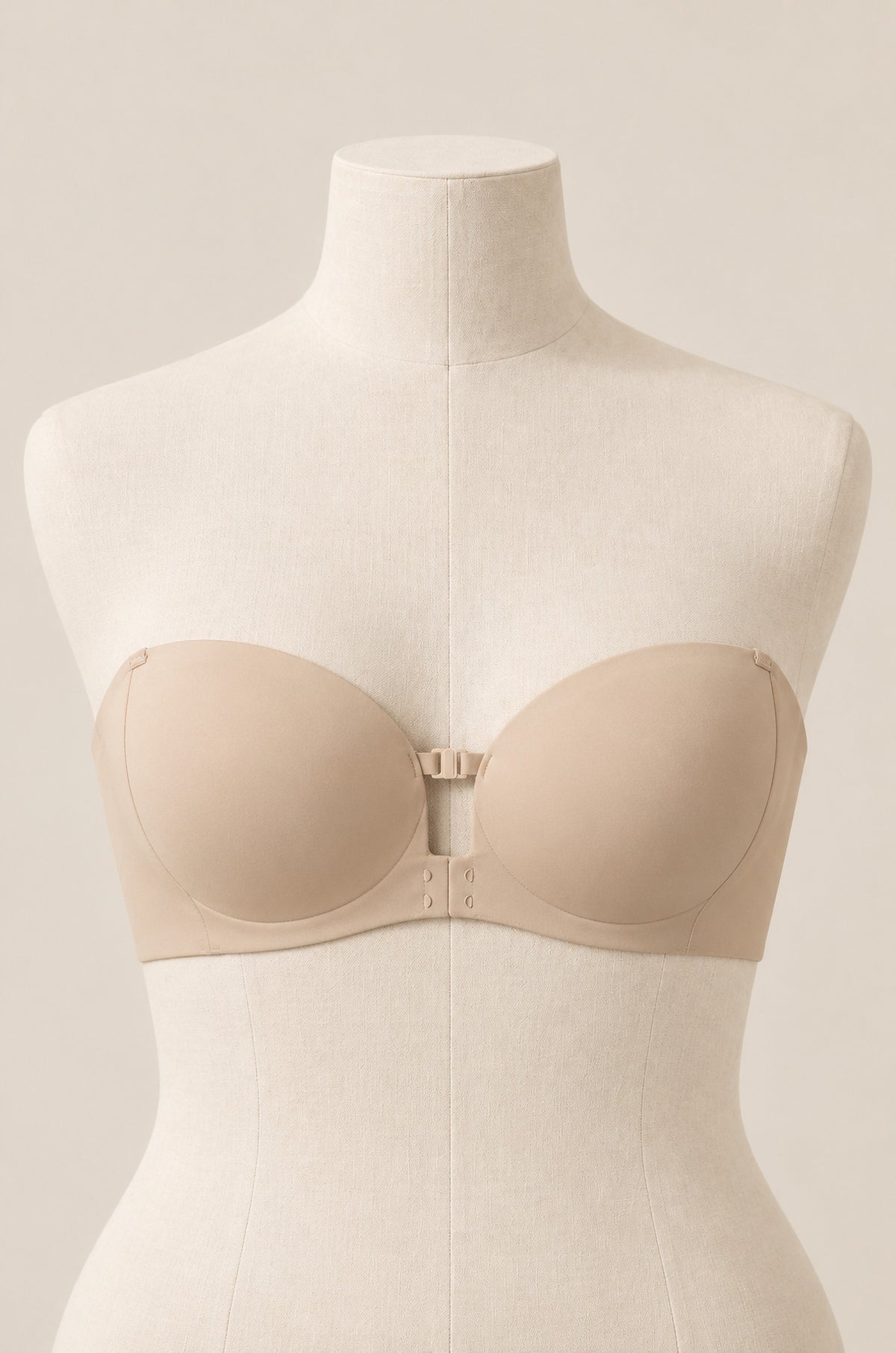 Brasier strapless con broche al frente en nude, de frente, en maniquí