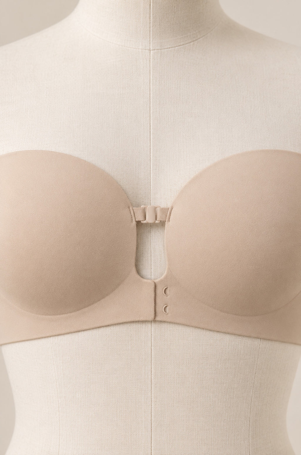 Brasier strapless con broche al frente en nude, detalle del broche al frente