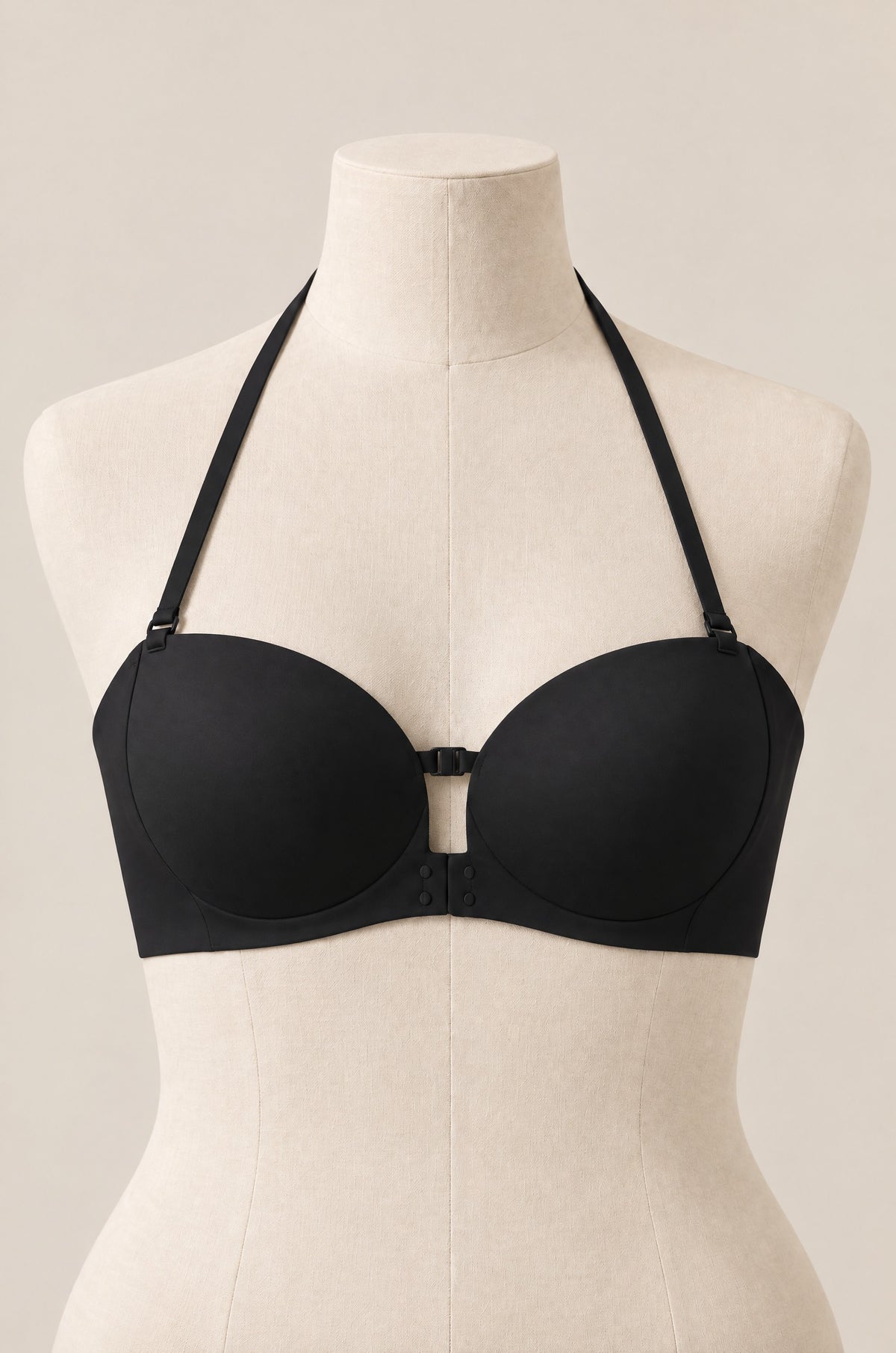 Brasier strapless con broche al frente en negro, con los tirantes enganchados al cuello, estilo halter
