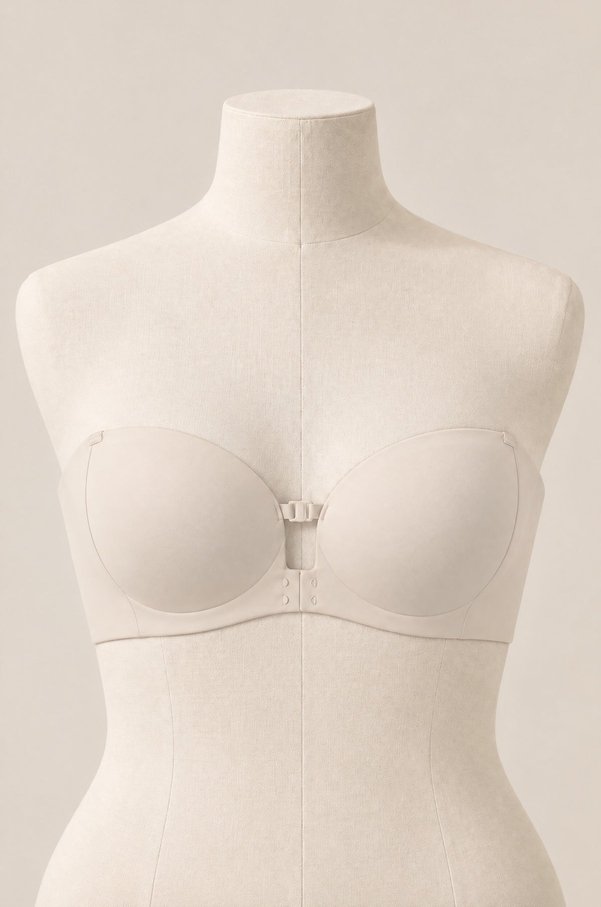 Brasier strapless con broche al frente en champaña, de frente, en maniquí