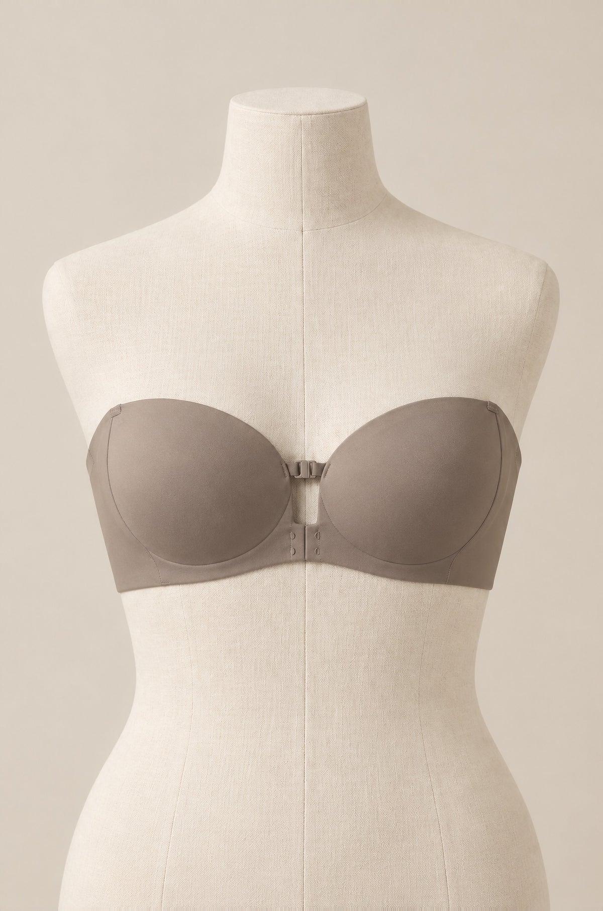 Brasier strapless con broche al frente en topo, de frente, en maniquí