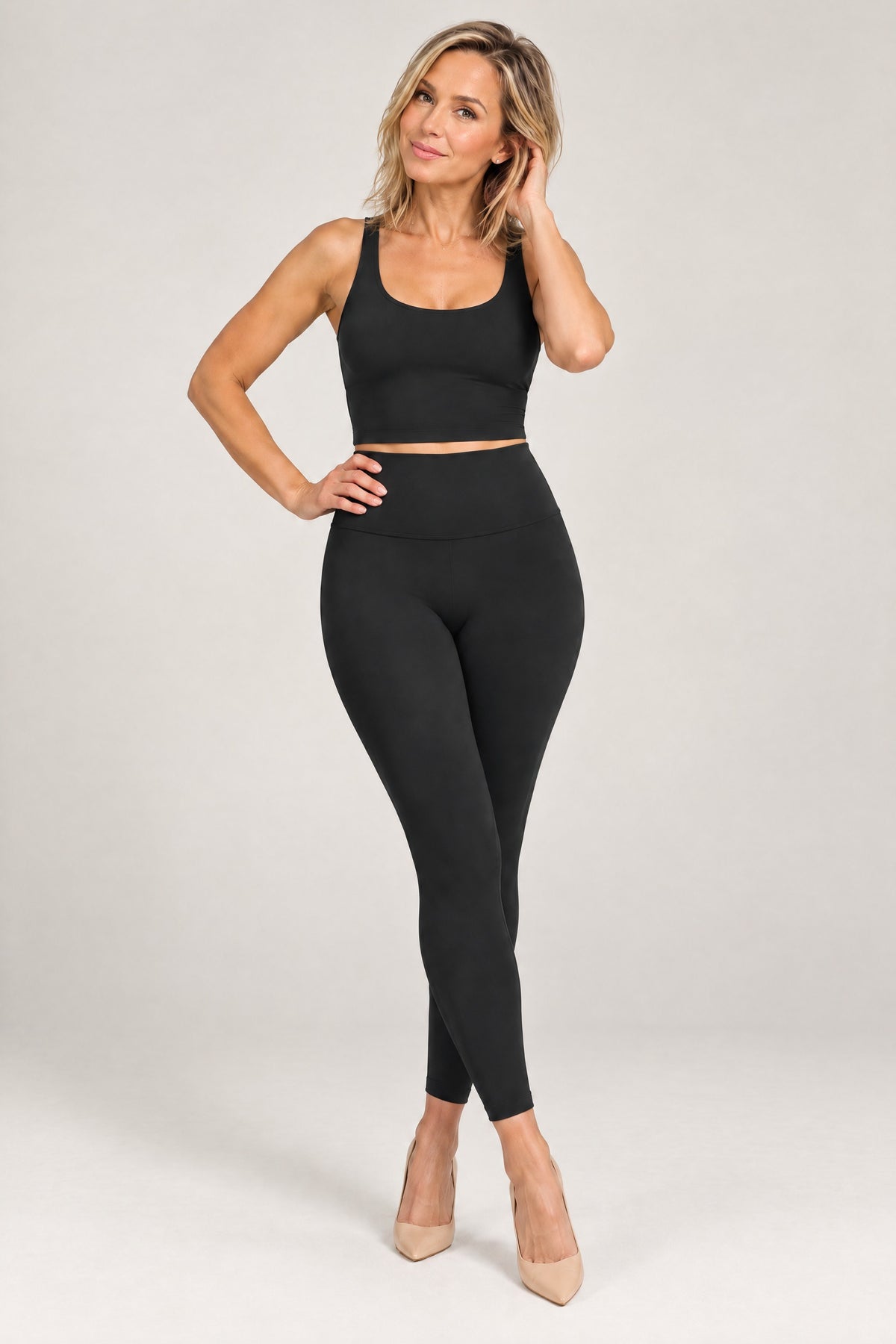 No-Front-Seam High-Rise Legging in Black, three-quarter front