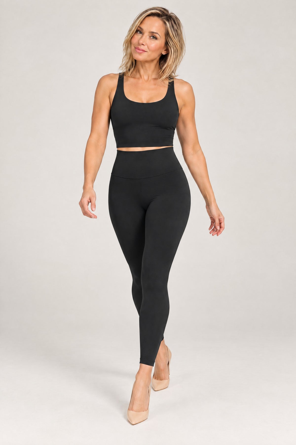 No-Front-Seam High-Rise Legging in Black, walking