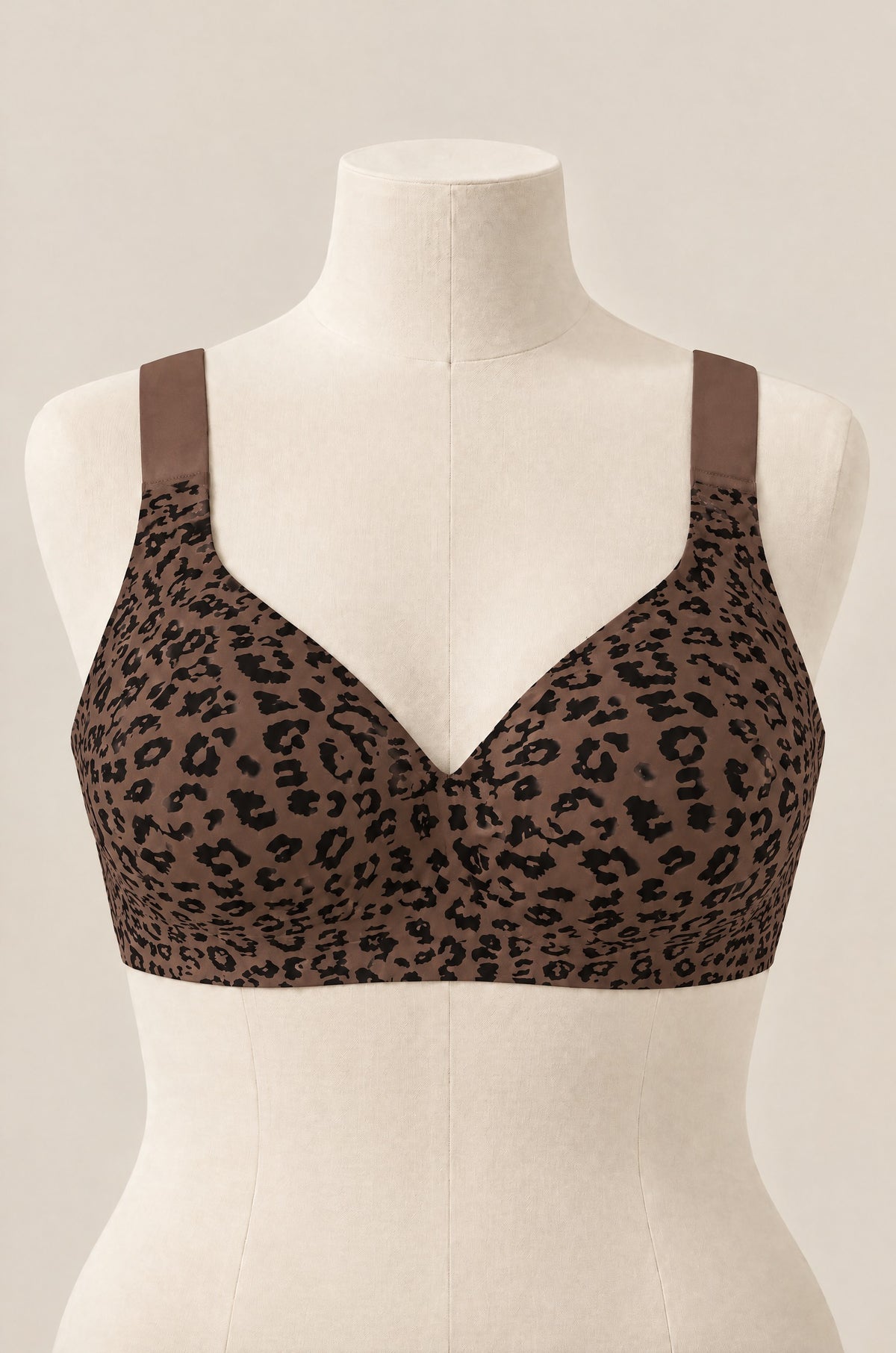 Brasier jelly sin aro en leopardo café oscuro, de frente