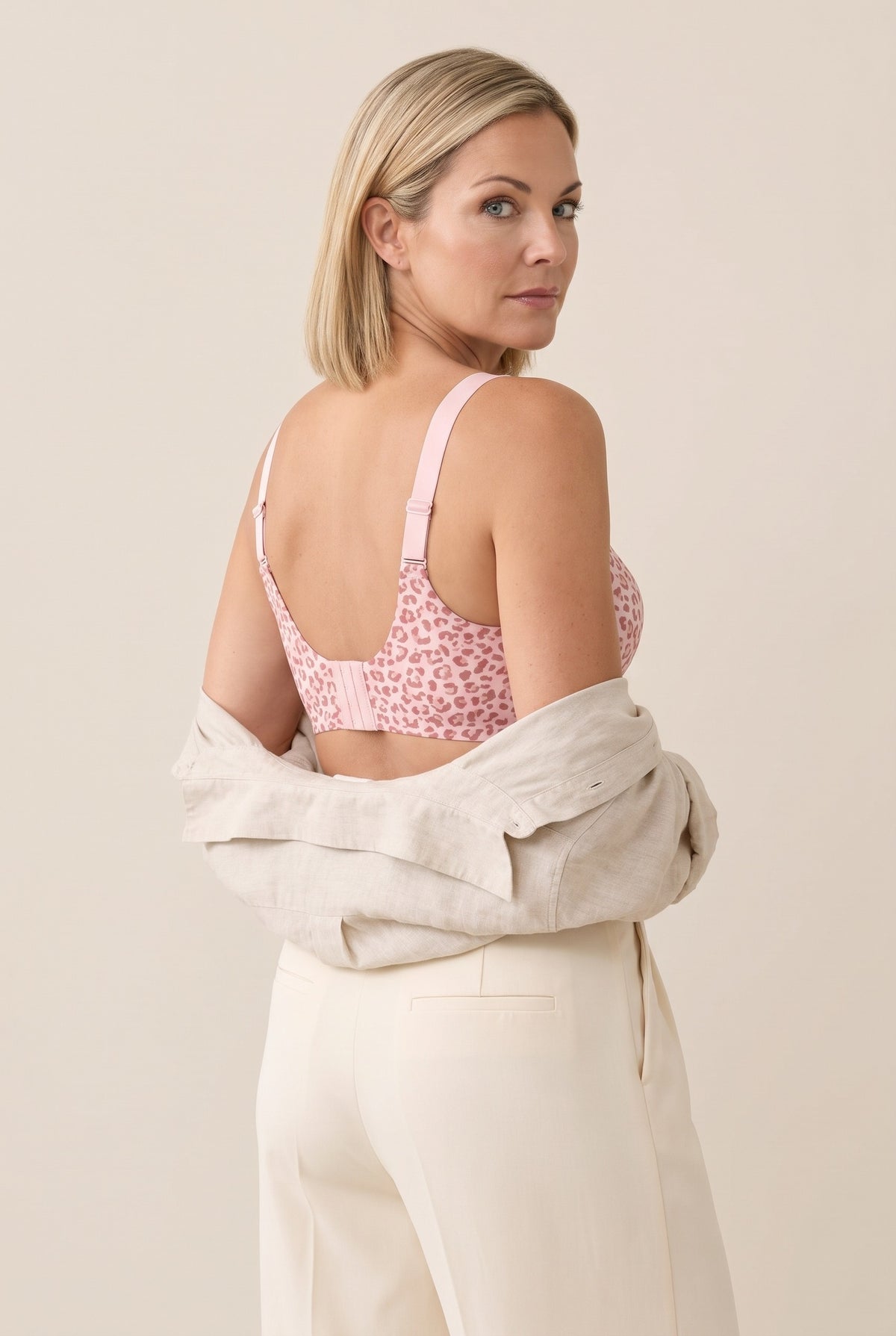 Brasier jelly sin aro en leopardo rosa, de espalda, con los broches a la vista