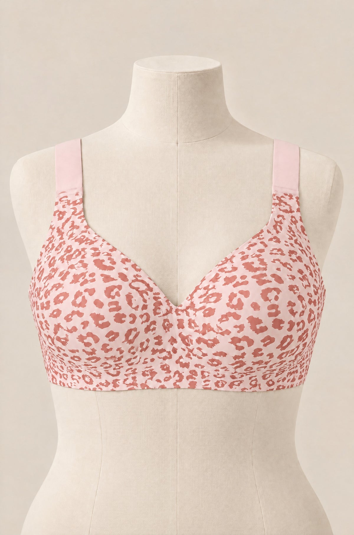 Brasier jelly sin aro en leopardo rosa, de frente, en maniquí
