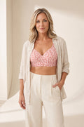 Brasier jelly sin aro en leopardo rosa, de frente, bajo una camisa de lino abierta